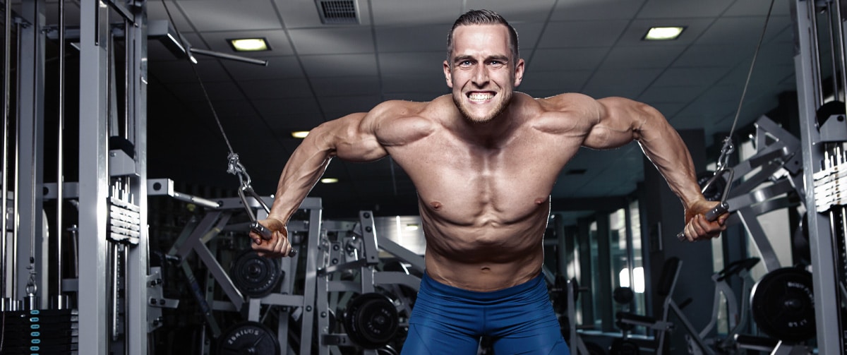 muscular-bodybuilder-working-out-lifting-weights-in-gym